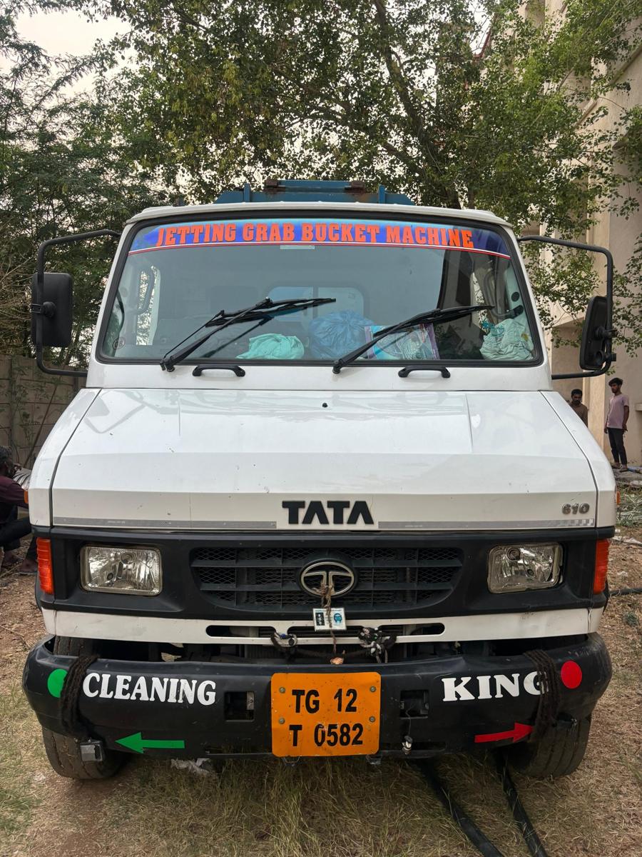 Tata jetting grab bucket machine, front view