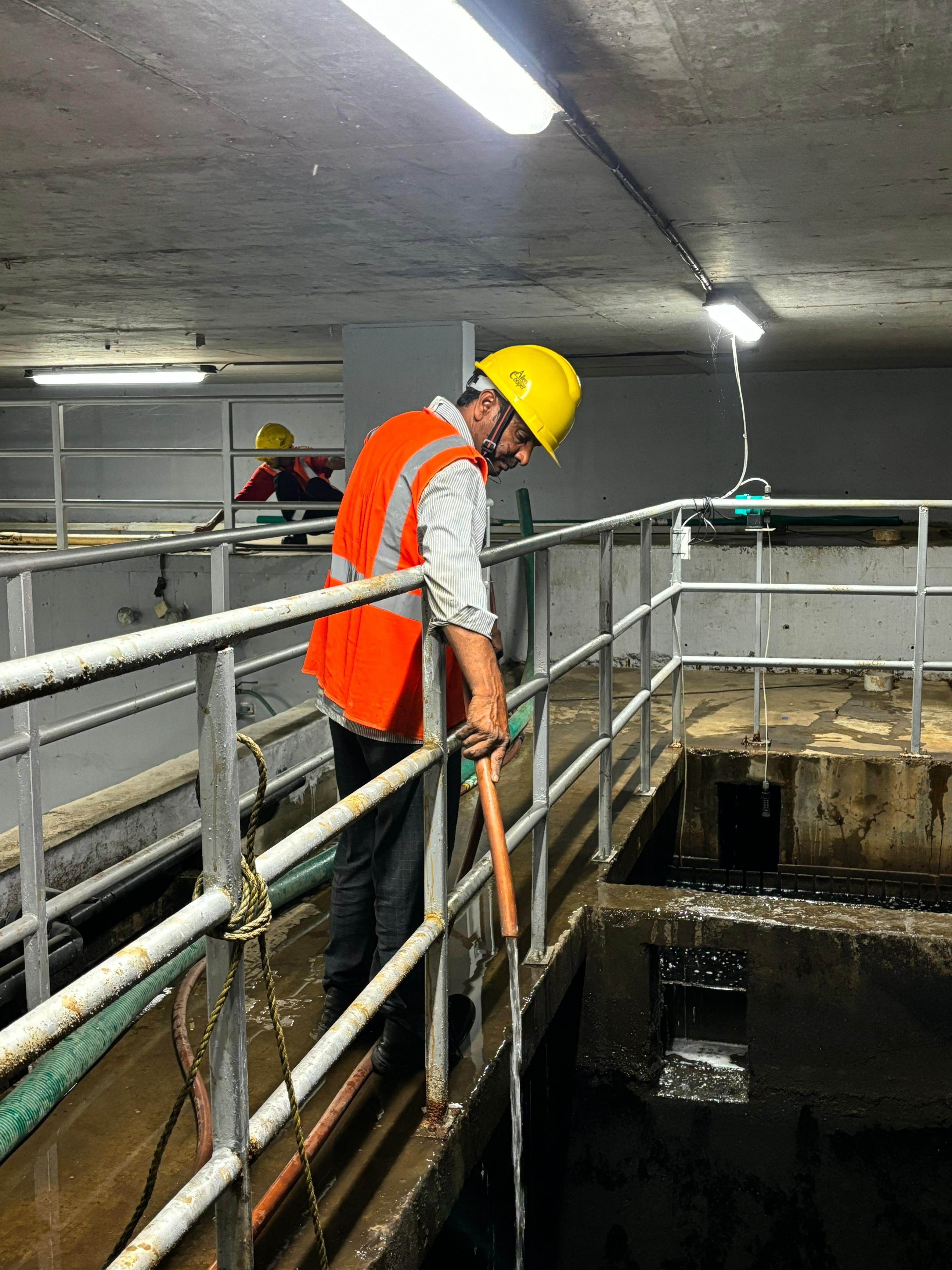 Washing down with a high-pressure hose, with suction hose, harness and life-line in place
